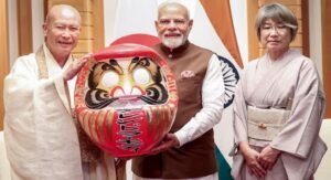 জাপানের দারুমা পুতুল উপহার পেলেন প্রধানমন্ত্রী মোদী, জেনেনিন এর কাজ কী?