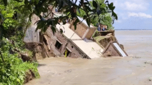 গভীর রাতে ভয়াবহ গঙ্গা ভাঙন, ঘুমের মধ্যেই নদী গর্ভে তলিয়ে গেল পরপর দশটি বাড়ি