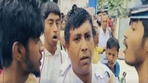 ভরা রাস্তায় পুলিশের কলার ধরে ‘টানাটানি থাপ্পড়’-প্রশাসনের নিষ্ক্রিয়তা নিয়ে বিতর্ক