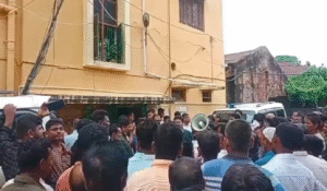 এক পাড়ার জমা জল গিয়ে পড়ায় দুই এলাকার বাসিন্দাদের সংঘর্ষ, পরিস্থিতি সামাল দিল পুলিশ