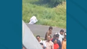 OMG! বিমানবন্দরের রানওয়েতেই প্রস্রাব করলেন বৃদ্ধ, ভিডিও ভাইরাল হতেই শোরগোল