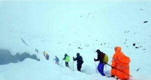 এভারেস্টে ভয়াবহ তুষারধস, গ্রামবাসীরা বাঁচালেন ৩৫০ জন পর্বতারোহীকে