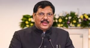 “সনাতন ধর্মের অপমান…”-দেশের প্রধান বিচারপতিকে জুতো ছুড়ে মারার চেষ্টা আইনজীবীর