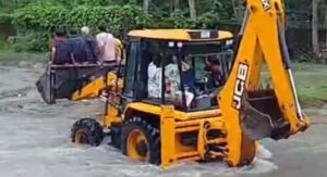 উত্তরবঙ্গে JCP-তে নদী পার! মাদারিহাট থেকে পর্যটকদের উদ্ধারে যুদ্ধকালীন তৎপরতা, চালু বিশেষ বাস