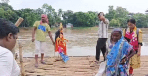 বন্যার মাঝেই নৌকায় ভাসছে লক্ষ্মী প্রতিমা! জলমগ্ন ঘাটাল শহরে অভিনব উপায়ে চলছে কোজাগরী লক্ষ্মী পুজো