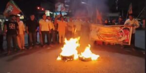 বন্যা পরিদর্শনে গিয়ে রক্ত ঝরল সাংসদের! নাগরাকাটার হামলায় মাথা ফাটল খগেন মুর্মুর, প্রতিবাদে টায়ার জ্বালিয়ে পথ অবরোধ মালদহজুড়ে