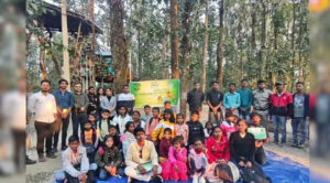 মোবাইল ছেড়ে জঙ্গলের পথে খুদেরা! ঘোষপুকুরে ‘স্ক্রিন টু গ্রিন’ কর্মসূচিতে প্রকৃতি চিনল শিলিগুড়ির ২৫ পড়ুয়া।