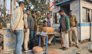 বাসে চড়েই পাচারের ছক! আসানসোলে পুলিশের জালে ১৬ কেজির ‘গাঁজা-পাহাড়’, নেপথ্যে কি বড় চক্র?
