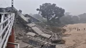 হাহাকার রেলপথে! সেতু থেকে নিচে ছিটকে পড়ল ১০টি বগি, হাওড়া-দিল্লি রুটে ট্রেনের পাহাড়-প্রমাণ লিস্ট বাতিল!