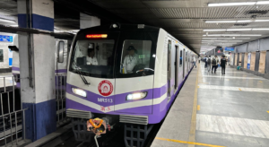 মেট্রোর থার্ড লাইনে হেঁটে ফিরছেন যাত্রীরা! টলিগঞ্জে ভয়াবহ বিভ্রাট, রবিবাসরীয় সকালে লণ্ডভণ্ড পরিষেবা!