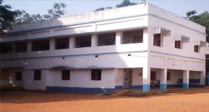 শিক্ষকের বিরুদ্ধে মারাত্মক অভিযোগ! ‘ছাত্রের মাকে নিয়ে চম্পট’, ফাইনাল পরীক্ষার মুখে স্কুলে চরম বিশৃঙ্খলা, পথে নামল অভিভাবক-ছাত্ররা!