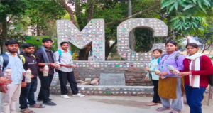 দূষণমুক্ত সমাজ গড়ার লক্ষ্য’, ফেলে দেওয়া প্লাস্টিক বোতলে ৩-৪ কেজি আবর্জনা ভরে তৈরি হচ্ছে ‘প্লাস্টিকের ইঁট’