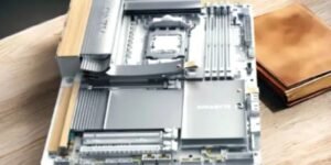 সিলিকনের বাইরে নতুন ভাবনা, কাঠের ডিজাইনে তৈরি মাদারবোর্ড