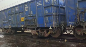 ঝাড়গ্রামে লাইনচ্যুত কয়লাবোঝাই মালগাড়ি! বেহাল ট্র্যাকে বড়সড় বিপত্তি, মুখে কুলুপ রেলের