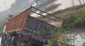 দুর্ঘটনা না পরিকল্পিত হামলা? ন্যাজাটকাণ্ডে সাক্ষীর গাড়িতে রহস্যজনক ট্রাকের ধাক্কায় ২ জনের মৃত্যু, চক্রান্তের অভিযোগ