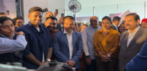 যাত্রীদের স্বাগত জানালেন খোদ গৌতম আদানি! সূর্যকুমার থেকে মিতালি রাজ—তারকাদের ভিড়ে মধ্যমণি যখন সাধারণ কর্মী।