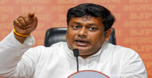 ‘ঘুগনি বেঁচে কোটিপতি হওয়া গেলে ভাইপো কেন গরু বেচবে?’ তাহেরপুরের মঞ্চে বিস্ফোরক সুকান্ত মজুমদার