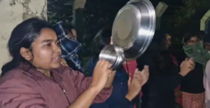 পৌষমেলার শান্তিনিকেতনে হাহাকার! রাতদুপুরে থালা হাতে বিক্ষোভে বিশ্বভারতীর ছাত্রীরা, কেন উত্তাল ক্যাম্পাস?