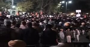 মরুভূমির জীবনরেখা রক্ষায় রণমূর্তি সাধুরা! খেজরি গাছ বাঁচাতে বিকানেরে আমরণ অনশনের হুঁশিয়ারি