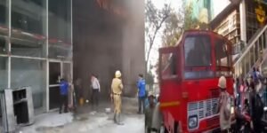 অফিস টাইমে সেক্টর ফাইভে ভয়াবহ অগ্নিকাণ্ড! গ্লোবসিন ক্রিস্টাল বিল্ডিংয়ে আতঙ্ক, ধোঁয়ায় অসুস্থ মহিলা কর্মী