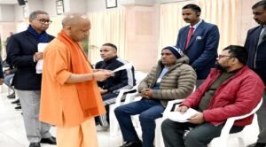 সরাসরি যোগীর দরবারে জনতা! লখনউতে সমস্যার পাহাড়, আধিকারিকদের কড়া হুঁশিয়ারি মুখ্যমন্ত্রীর