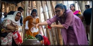 শিব মন্দিরে পুজো দিতে গিয়ে অগ্নিদগ্ধ মহিলা! নতুন শাড়িতে মোমবাতির আগুন লেগে বীভৎস কাণ্ড