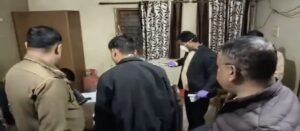 রাঁচিতে হাড়হিম করা ট্র্যাজেডি! CA ছেলের ঝুলন্ত দেহ উদ্ধার, বিষ খেয়ে মৃত্যুর সাথে লড়ছেন আইনজীবী মা ও মেয়ে!