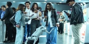 “সব দোষ অধ্যাপিকার!”-চিনা রোবটকে নিজেদের বলে চালাতে গিয়ে চরম কেলেঙ্কারি