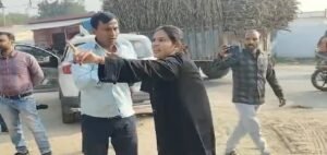 পরকীয়ার সন্দেহে তুলকালাম! স্কুলশিক্ষক স্বামীকে মাঝরাস্তায় পেটালেন স্ত্রী, মা ও বোনের সামনেই রণক্ষেত্র উত্তরপ্রদেশ