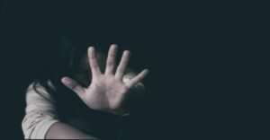 চলন্ত ট্রেনের এসি ফার্স্ট ক্লাসে তরুণীকে ধর্ষণের চেষ্টা! অভিযুক্ত টিটিই-র মাথার দাম ১০ হাজার