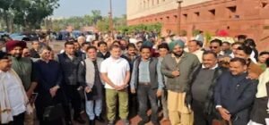 সংসদে নজিরবিহীন সংঘাত! স্পিকারের দিকে কাগজ ছুড়ে বহিষ্কৃত ৮ বিরোধী সাংসদ, উত্তাল লোকসভা!