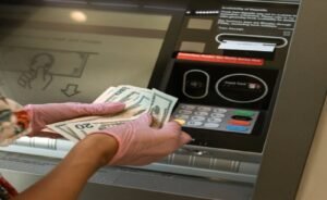 ডেবিট কার্ড বাড়িতে ভুলে গেছেন? চিন্তা নেই! আধার কার্ড আর ইউপিআই দিয়েই তুলুন নগদ টাকা