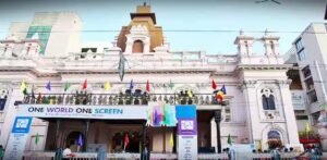 টলিউডে হাহাকার! বাংলা ছবির অভাবে বন্ধ হয়ে গেল প্রিয়া ও স্টার থিয়েটারের শো, কী হবে সিনেমা হলগুলোর ভবিষ্যৎ?