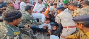 ধামতারিতে তুলকালাম! নিজ গ্রামেই রাস্তা অবরোধ করে বিক্ষোভে বসলেন কংগ্রেস বিধায়ক ওমকার সাহু