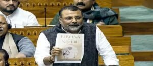 সংসদে বই-যুদ্ধ! রাহুলকে রুখতে ৪০টি বইয়ের পাহাড় আনলেন নিশিকান্ত দুবে, ফাঁস হবে গান্ধী পরিবারের ‘আসল ইতিহাস’?