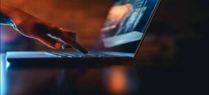 সারাক্ষণ সোশ্যাল মিডিয়ায় ডুবে থাকছেন? অজান্তেই আপনার শরীরে বাসা বাঁধছে ‘ডিজিটাল বার্নআউট’!