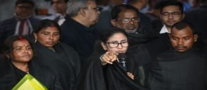 ‘দরকার হলে ১ লক্ষ লোক নিয়ে আসব!’ নির্বাচন কমিশন থেকে বেরিয়েই দিল্লি কাঁপানো হুঁশিয়ারি মমতার