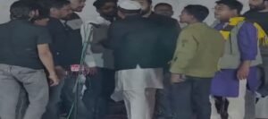 খারগোনের মুশায়রায় রণক্ষেত্র! কবির মাত্র এক লাইনের কবিতা শুনেই মঞ্চে উঠে তাণ্ডব জনতার, দেখুন ভাইরাল ভিডিও