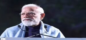 জীবনের ঝুঁকি নিয়ে শিক্ষা সফর! ১০ কিমি হাঁটাপথ এড়াতে নিজেরাই নদী পার হচ্ছে গ্রামের মেয়েরা!