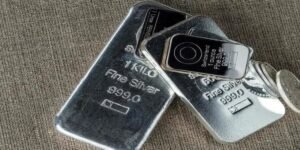 সোনার দামে স্বস্তি, রুপো একধাক্কায় ৩,৪০০ টাকা সস্তা; কেন রূপোলি ধাতু থেকে মুখ ফেরাচ্ছে বাজার?