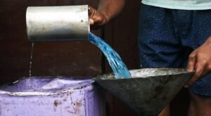 “এক দোকানেই বিক্রি ৬০০ লিটার”-গ্যাস মিলছে না, কেরোসিনের লাইনে মানুষের ভিড়