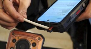 স্মার্টফোন না কি পকেট লাইটার? আগুন জ্বালাতে পারে অদ্ভুতুড়ে এই স্মার্টফোন