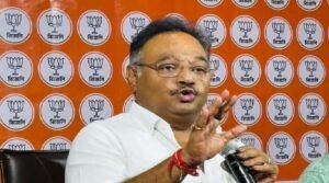 “আর টলারেট করব না!”-লকেট চট্টোপাধ্যায়ের সামনেই কর্মীদের হুঁশিয়ারি শমীকের, প্রার্থী নিয়ে চরম গৃহযুদ্ধ