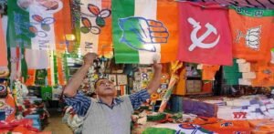 ভোটের আগেই রঙের লড়াই! ঘাসফুল-পদ্ম-কাস্তে হাতুড়িতে রঙিন কলকাতার ‘পতাকা বাজার’