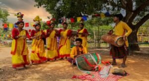 বিস্ফোরক লড়াইয়ের মাঝে বিরল দৃশ্য! ধামসা-মাদলের বোলে একাকার দুই রাজনৈতিক প্রতিপক্ষ, ভাইরাল ভিডিও!