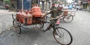 ১৩ বা ১৫ নয়, কেন ঠিক ১৪.২ কেজিই হয় রান্নার গ্যাসের ওজন? জানলে অবাক হবেন বিজ্ঞানের এই কারণ!