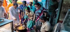 ভোটের বাজারে ‘চপ শিল্প’ বনাম ‘রুটি বেলা’! আরামবাগ থেকে পুরশুড়া— অভিনব প্রচারে ঝড় তুলল তৃণমূল