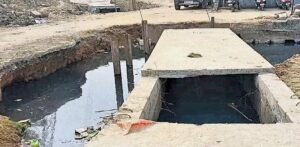 বাস ধরতে গিয়েই বিপর্যয়! নর্দমার প্রবল স্রোতে তলিয়ে গেলেন যুবক, ৮নি শনাক্ত করল আধার কার্ড