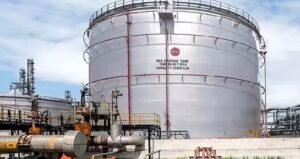 হরমুজ প্রণালী বন্ধ, তেলের দাম আকাশছোঁয়া— তবুও কেন হু হু করে বাড়ছে রিফাইনারি স্টক?