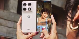 “৮.১ ইঞ্চির দানবীয় ডিসপ্লে!”-মটোরোলা রেজার ফোল্ড-এর ফিচার জানলে চমকে যাবেন